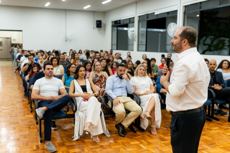 Cerimônia de reinauguração do Colégio Marillac. Head pedagógico, Fábio Moraes em pronunciamento.